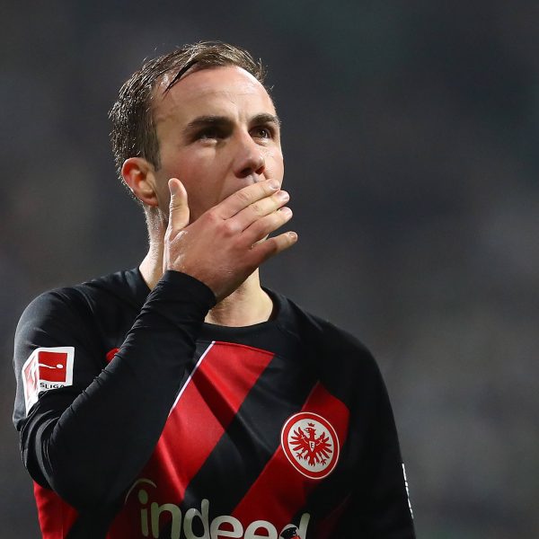  Lobt den Charakter der Mannschaft, nachdem sie nach doppeltem Rückstand noch einen Auswärtspunkt in Bremen erkämpft hat: Mario Götze. (Foto: IMAGO / Jan Huebner)