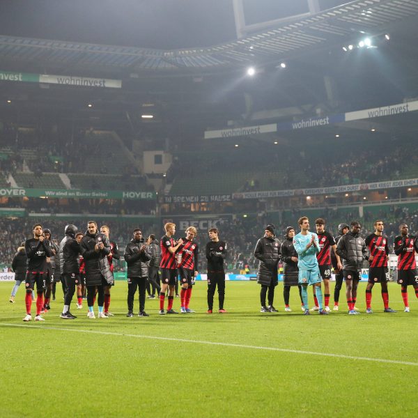  Auch wenn am Ende sogar noch ein Sieg möglich gewesen wäre, war die Eintracht nach den anstrengenden letzten Wochen schlussendlich stolz auf ihre Aufholjagd.(Foto: imago images: Jan Huebner)