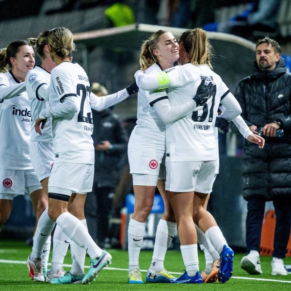  Die SGE feiert ihren ersten Sieg in der Champions League. (Foto: IMAGO / Bildbyran)