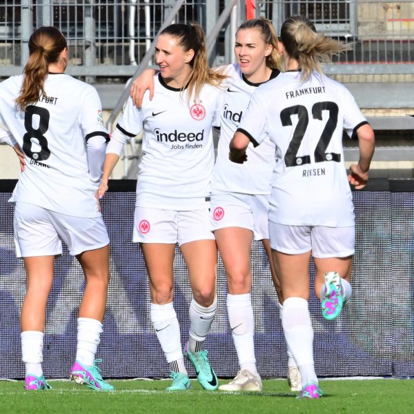  Laura Freigang und Lara Prasnikar (Mitte) trafen für die SGE. (Foto: IMAGO / Zink)