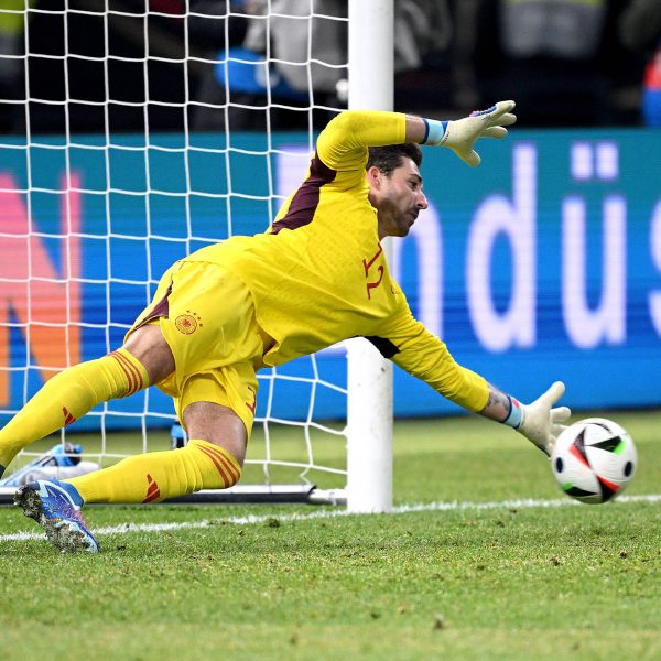  Kevin Trapp taucht vergeblich ab beim Elfmeter. (Foto: IMAGO / Ulmer/Teamfoto)