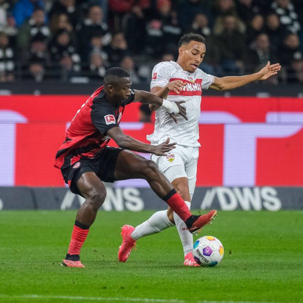  Gewohnt solider Auftritt von Pacho, der gegen Stuttgart wohl mit der stabilste Adlerträger war. (Bild: IMAGO images / Eibner)