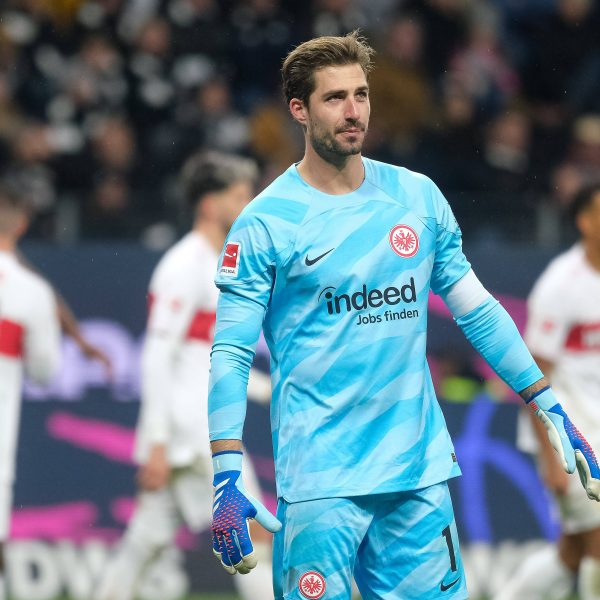  Kevin Trapp musste gegen Stuttgart zweimal hinter sich greifen. (Foto: IMAGO / Eibner)