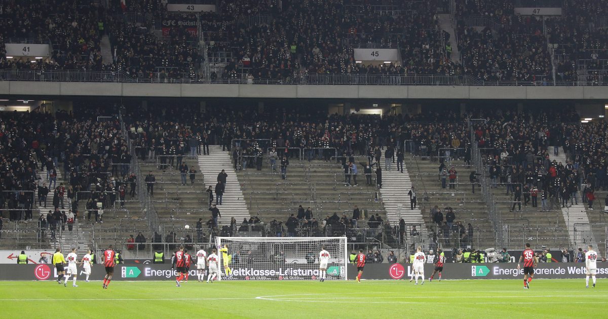  Die Fans stellten nach den Vorfällen den Support ein und verließen den Block. (Foto: IMAGO / Pressefoto Baumann)
