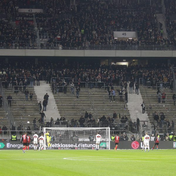  Die Fans stellten nach den Vorfällen den Support ein und verließen den Block. (Foto: IMAGO / Pressefoto Baumann)