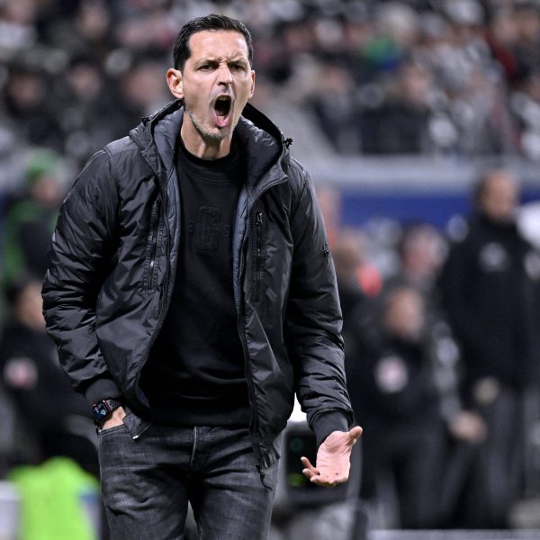 Eintracht-Trainer Dino Toppmöller versuchte an der Seitenlinie alles, um seine Mannschaft wachzurütteln. Es sollte aber an diesem Abend einfach nicht gelingen. (Foto: imago images / Laci Perenyi)