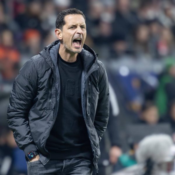  Dino Toppmöller sah zwei unterschiedliche Halbzeiten. (Foto: IMAGO / Kessler-Sportfotografie)