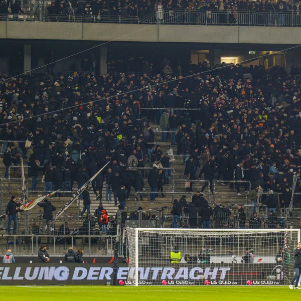  Nachdem es vor dem Block zu Auseinandersetzungen kam, verließen die Ultras aus Protest vorübergehend das Stadion. (Foto: IMAGO / Jan Huebner)