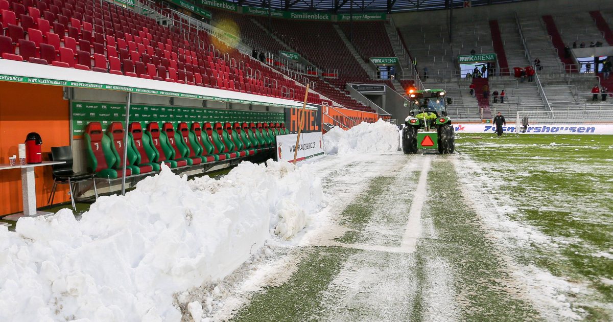  Aufgrund des Wintereinbruchs in Bayern stand auch das Spiel der SGE in Augsburg auf der Kippe. (Archiv-Foto: IMAGO / kolbert-press)