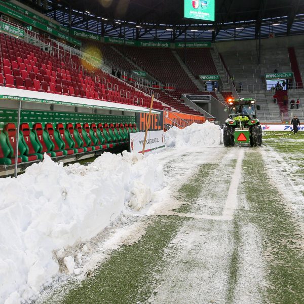  Aufgrund des Wintereinbruchs in Bayern stand auch das Spiel der SGE in Augsburg auf der Kippe. (Archiv-Foto: IMAGO / kolbert-press)