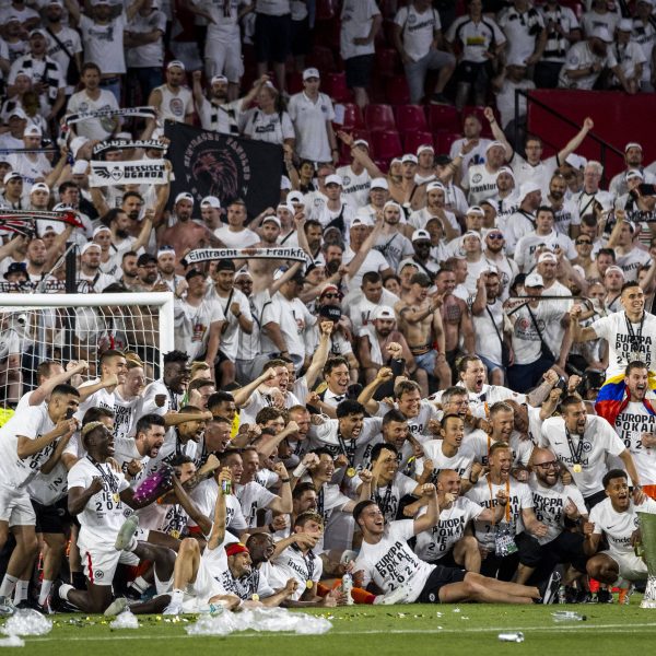  Das krönende Ende von Sevilla: Gemeinsam mit den Fans feiern die Eintracht-Spieler den Europa-League-Sieg. (Foto: imago/Moritz Müller)