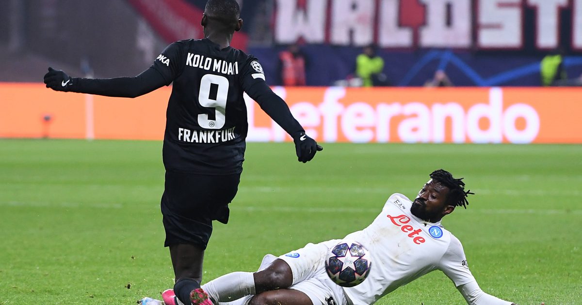  Randal Kolo Muani kommt im Zweikampf mit Andre-Frank Zambo Anguissa zu spät. (Foto: IMAGO / Revierfoto)