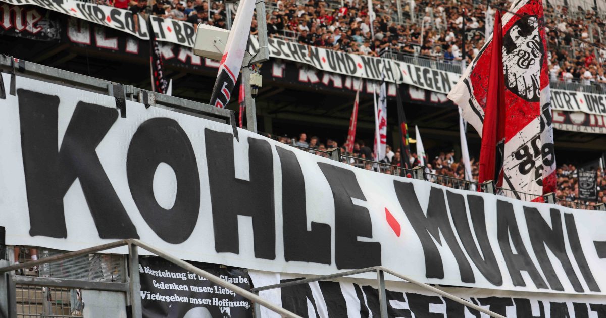  Die Fans waren nicht glücklich mit Muanis Abschied. (Foto: IMAGO / osnapix)