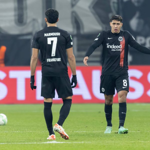  Omar Marmoush und Fares Chaibi wirkten gegen Ende des Spiels verzweifelt. Viele Missverständnisse, großes Pech im Abschluss und eine unnötige Niederlage. (Foto: imago images / Kessler-Sportfotografie)