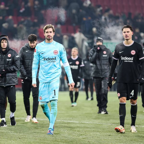  Kollektiv zu harmlos - Eintracht Frankfurt friert in Augsburg ein. (Bild: IMAGO images / Eibner)
