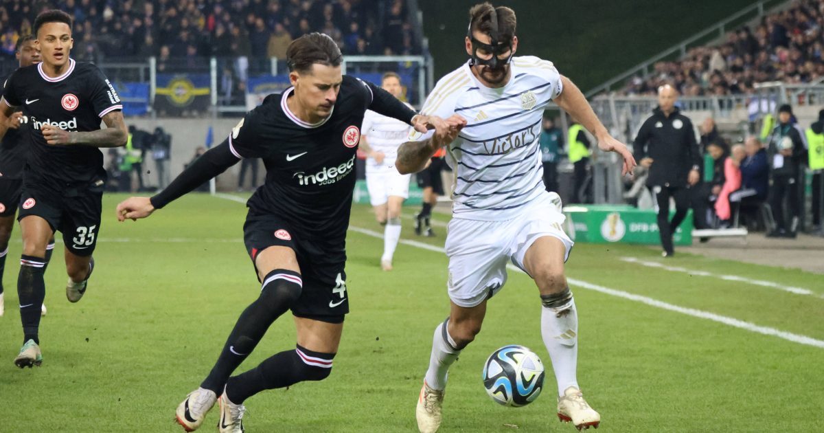  Saarbrücken bereitet der Frankfurter Defensive viel Arbeit. (Foto: IMAGO / Fussball-News Saarland)