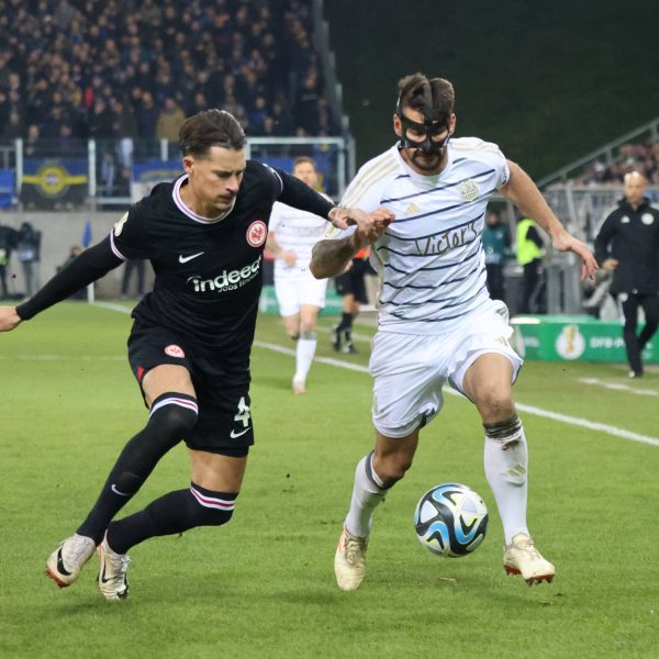  Saarbrücken bereitet der Frankfurter Defensive viel Arbeit. (Foto: IMAGO / Fussball-News Saarland)