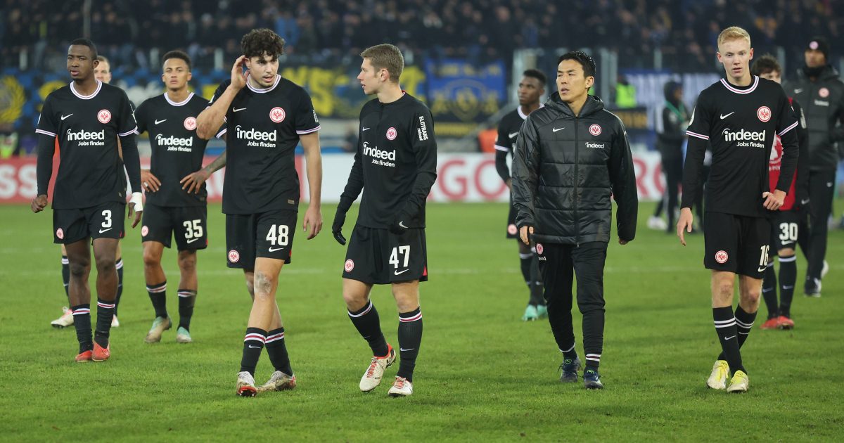  Ratlosigkeit und Verwunderung ob der eigenen Leistung kennzeichnten die Blicke der Spieler (Bild: IMAGO images / HMB-Media)