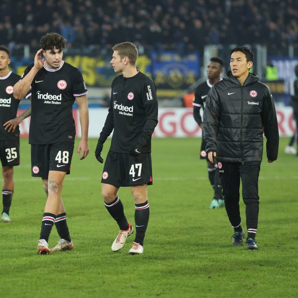  Ratlosigkeit und Verwunderung ob der eigenen Leistung kennzeichnten die Blicke der Spieler (Bild: IMAGO images / HMB-Media)