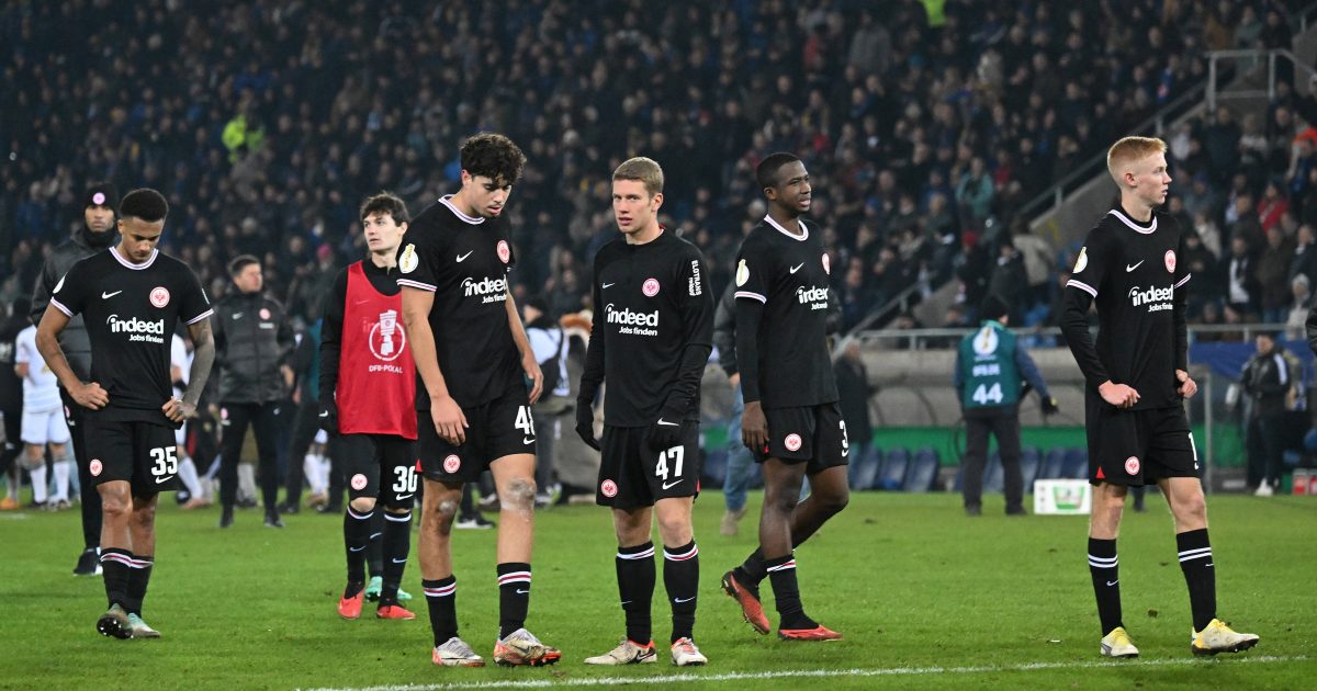 Hängende Köpfe bei den Spielern der Eintracht nach dem desolaten Ausscheiden aus dem DFB-Pokal gegen den Drittligisten aus Saarbrücken. (Foto: imago images / Jan Huebner)
