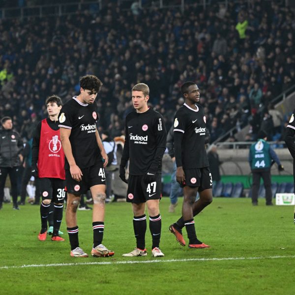  Hängende Köpfe bei den Spielern der Eintracht nach dem desolaten Ausscheiden aus dem DFB-Pokal gegen den Drittligisten aus Saarbrücken. (Foto: imago images / Jan Huebner)