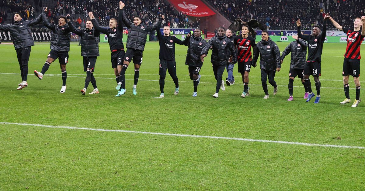  Nach den schwierigen letzten Wochen hatte die Eintracht mit ihrer 5:1-Sensation gegen Bayern München endlich wieder allen Grund mit ihren Fans zu feiern. (Foto: imago images / osnapix)