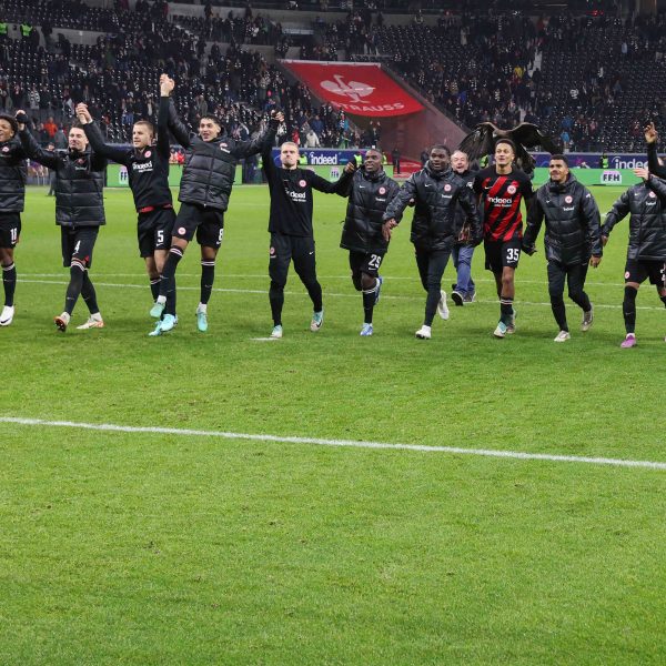  Nach den schwierigen letzten Wochen hatte die Eintracht mit ihrer 5:1-Sensation gegen Bayern München endlich wieder allen Grund mit ihren Fans zu feiern. (Foto: imago images / osnapix)