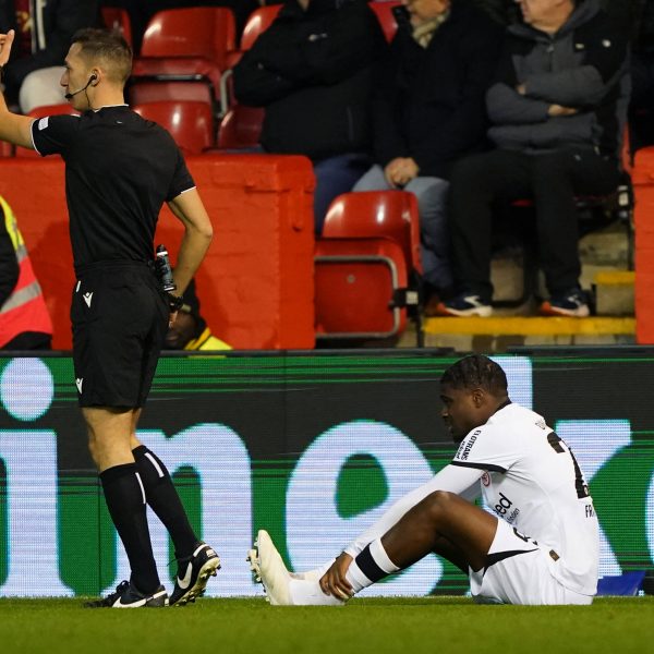  Dina Ebimbe wurde verletzt ausgewechselt. (Foto: IMAGO / PA Images)