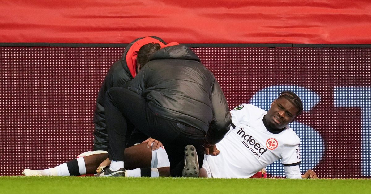  Schmerzverzerrt musste Ebimbe das Spielfeld verlassen. (Foto: IMAGO / Shutterstock)