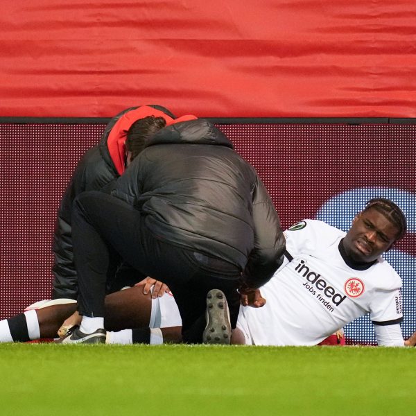  Schmerzverzerrt musste Ebimbe das Spielfeld verlassen. (Foto: IMAGO / Shutterstock)