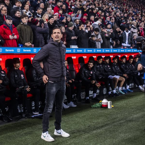  Dino Toppmöller will das Jahr mit einem Sieg beenden. (Foto: IMAGO / Mika Volkmann)