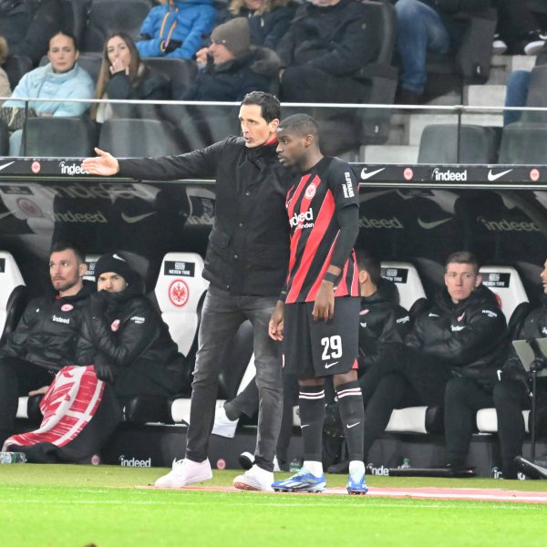  Feines Gespür: Dino Toppmöller wechselt mit Niels Nkounkou den Sieg ein. (Bild: IMAGO images / Jan Huebner)