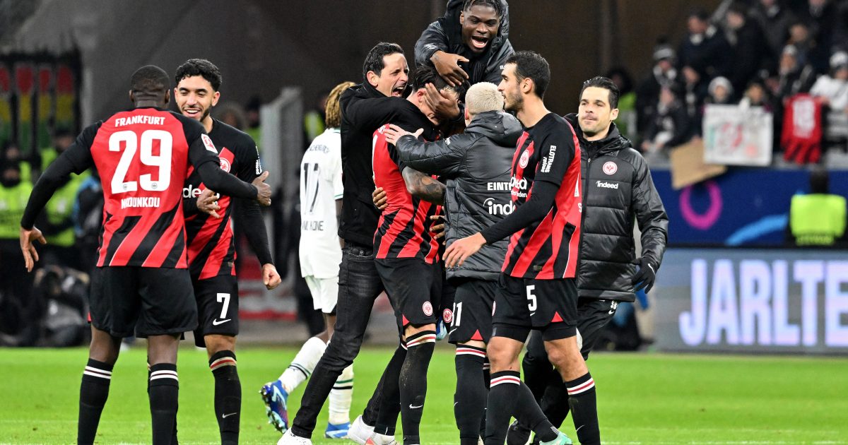  Nach dem späten Sieg ließen Trainer und Spieler ihren Emotionen freien Lauf. (Foto: IMAGO / Jan Huebner)