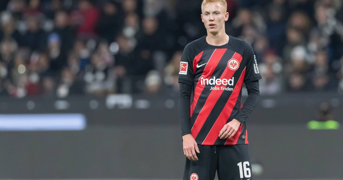  Hugo Larsson überzeugte bislang bei der SGE und besitzt einen Vertrag bis 2028. (Foto: IMAGO / eu-images)