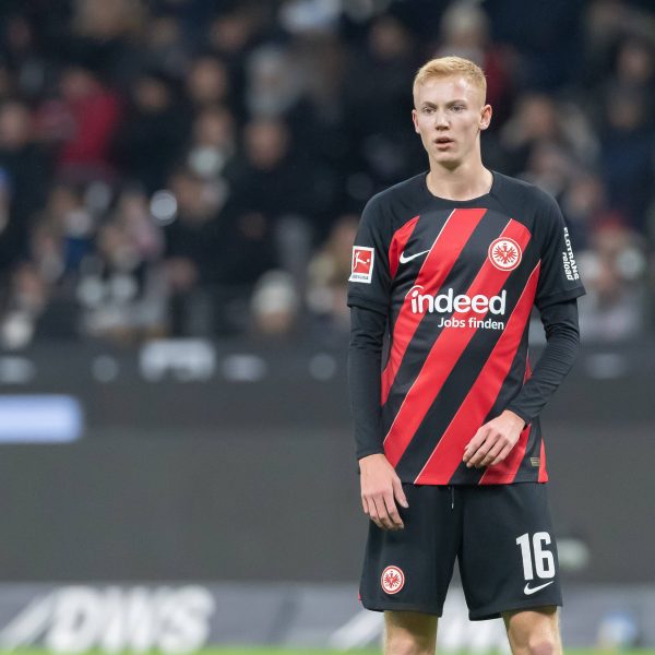  Hugo Larsson überzeugte bislang bei der SGE und besitzt einen Vertrag bis 2028. (Foto: IMAGO / eu-images)