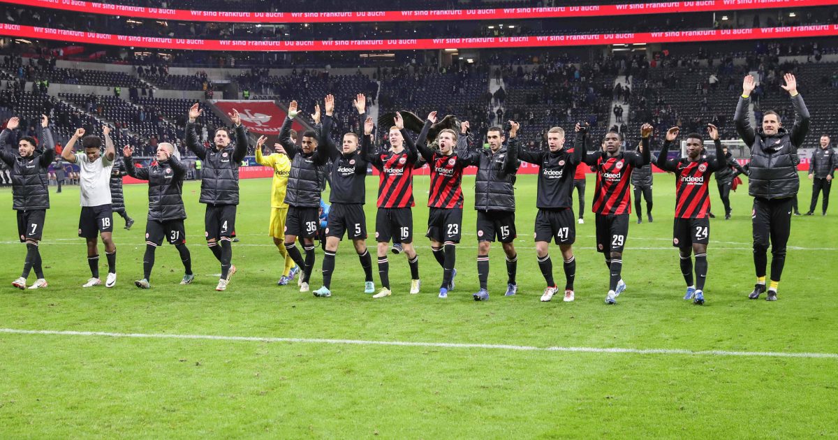  Dank des Last-Minute-Treffers von Robin Koch konnte die Eintracht doch noch mit großer Freude in die Winterpause gehen. Die Erleichterung bei der Mannschaft war nach der Partie spürbar groß. (Foto: imago images / osnapix)