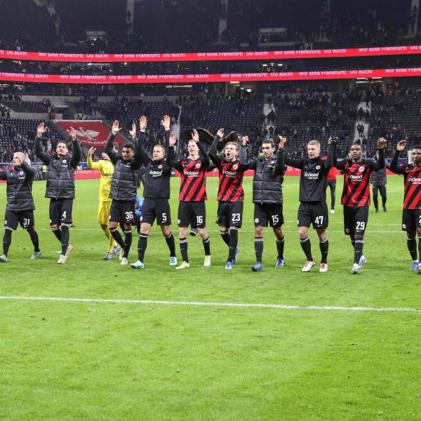  Dank des Last-Minute-Treffers von Robin Koch konnte die Eintracht doch noch mit großer Freude in die Winterpause gehen. Die Erleichterung bei der Mannschaft war nach der Partie spürbar groß. (Foto: imago images / osnapix)