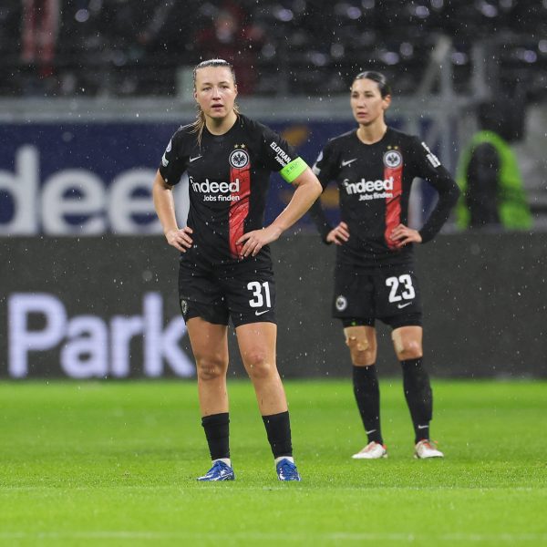  Tanja Pawollek und Sara Doorsoun (v. li.) mit ratlosen Gesichtern. (Foto: IMAGO / HMB-Media)