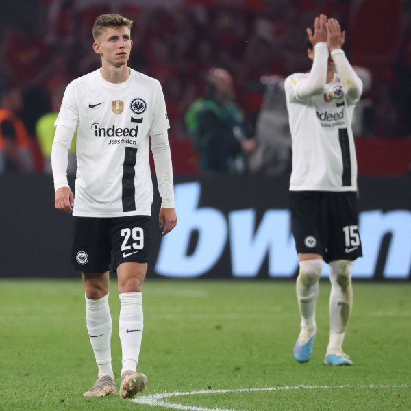  Für Jesper Lindström (li.) und Daichi Kamada (re.) läuft es bei den neuen Stationen nicht. (Foto: IMAGO / Rene Schulz)