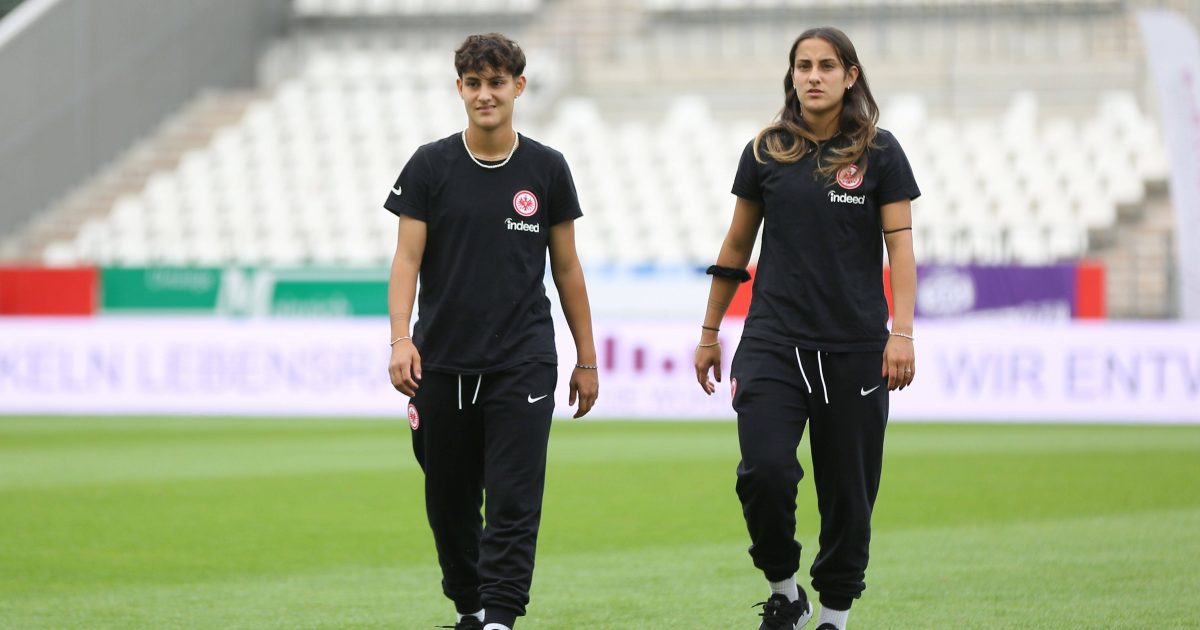  Die Zwillingsschwestern Dilara und Ilayda Acikgöz (v. li.). (Foto: IMAGO / Hartenfelser)