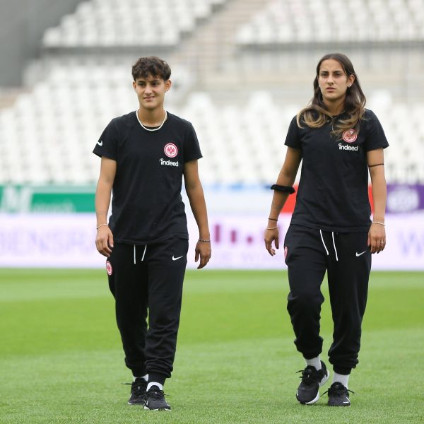  Die Zwillingsschwestern Dilara und Ilayda Acikgöz (v. li.). (Foto: IMAGO / Hartenfelser)
