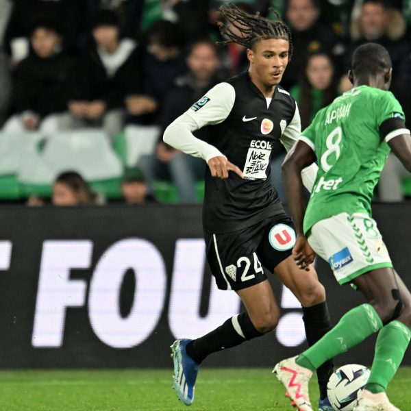  Bahoya, hier mit der Nummer 24, wird aller Voraussicht nach ein Frankfurter. (Bild: IMAGO images / PanoramiC)