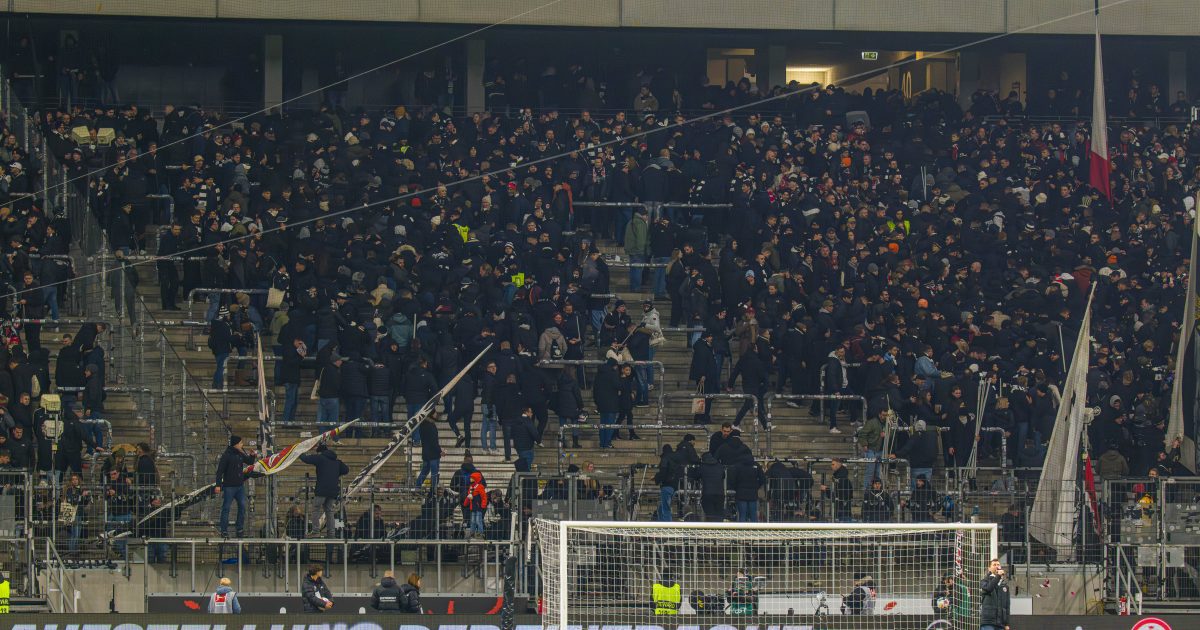 Die Ultras verließen aus Protest gegen den aus ihrer Sicht unverhältnismäßigen Polizeieinsatz die Kurve. (Foto: imago/Jan Huebner)