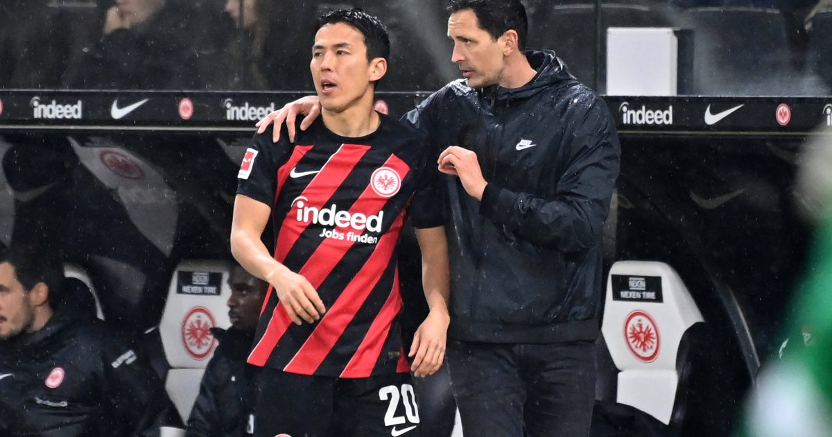  Makoto Hasebe erhält letzte Anweisungen von Dino Toppmöller. (Foto: imago/Sven Simon)