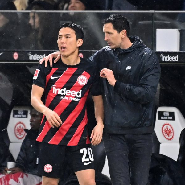  Makoto Hasebe erhält letzte Anweisungen von Dino Toppmöller. (Foto: imago/Sven Simon)