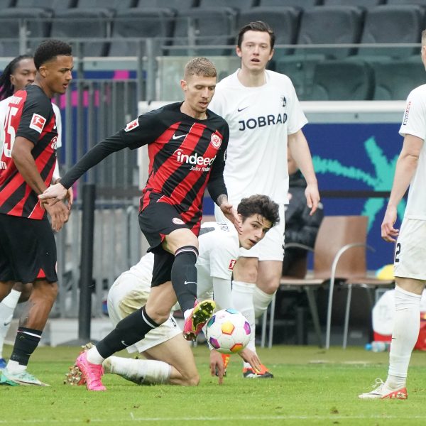  Die Eintracht konnte im Testspiel gegen Freiburg keine gute Leistung abrufen. (Foto: IMAGO / Schüler)
