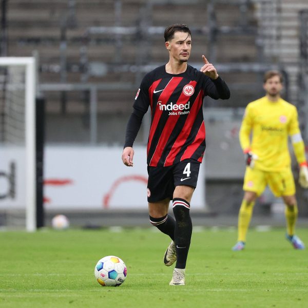  Fingerzeig nach oben: Mit der Eintracht will Robin Koch noch mehr erreichen. (Foto: IMAGO / HMB-Media)