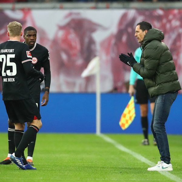  Dino Toppmöller hatte Grund zu applaudieren. (Foto: IMAGO / Jan Huebner)