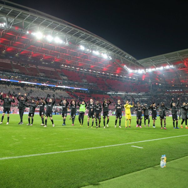  Die Mannschaft der SGE könnte in den nächsten Wochen die Weichen für eine erfolgreiche Saison stellen. (Foto: IMAGO / Jan Huebner)