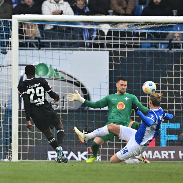  Niels Nkounkou (links) trifft zum 1:0. (Foto: IMAGO / Jan Huebner)